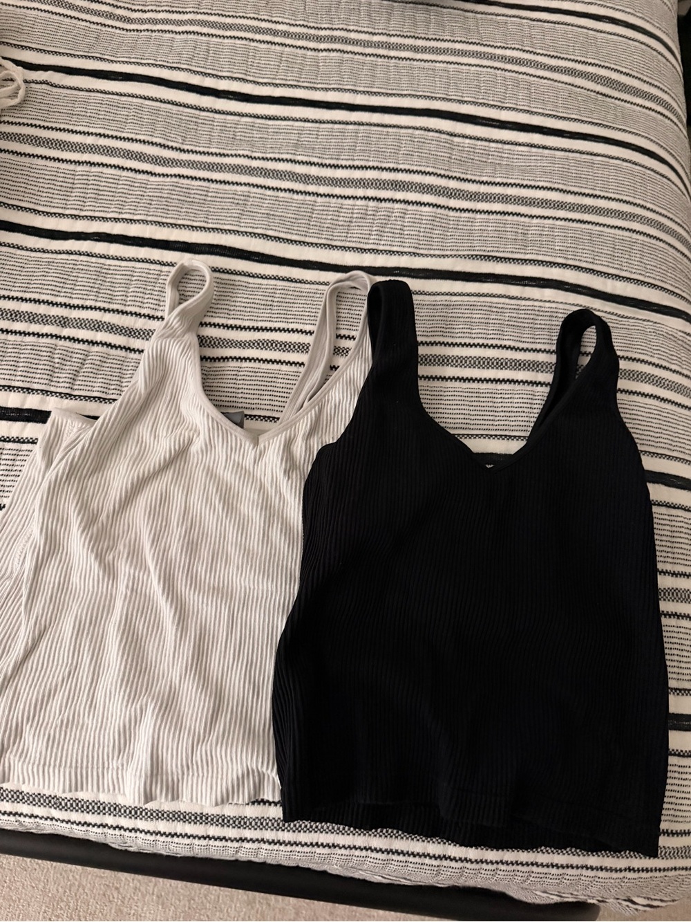ARULA Ribbed V-Neck Tank Tops - Black & White